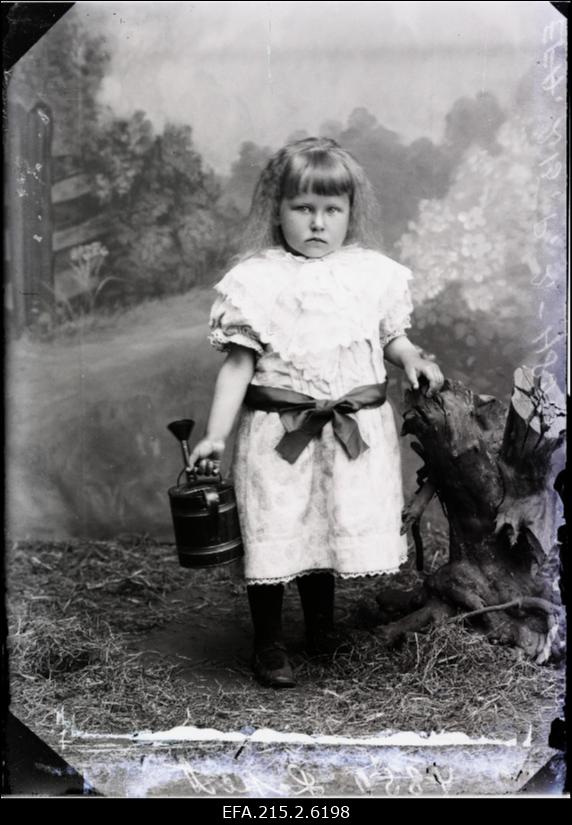 Tüdruk kastekannuga, (foto tellija Lapert [Lappert]).