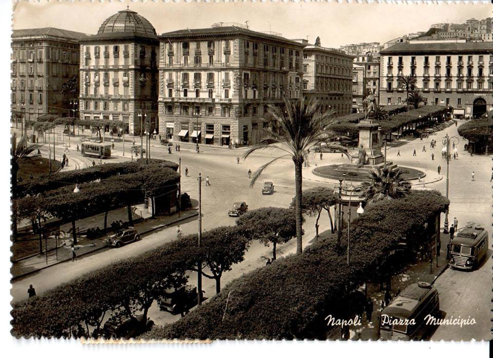 Napoli, Piazza Municipio 9 - lang