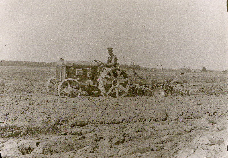 Traktor endise Vana-Vigala mõisa põldudel. Taga Tiduvere küla.