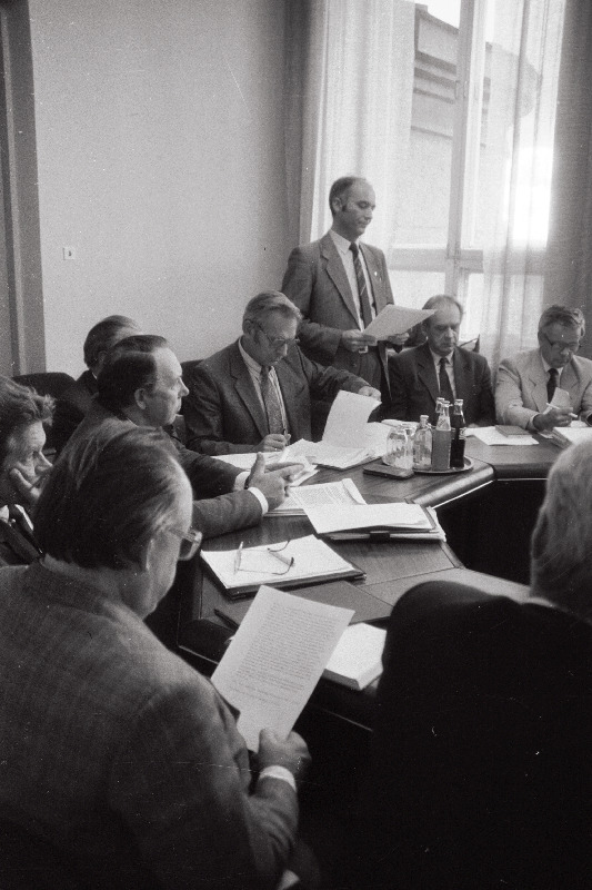 Nõupidamine Maavalituses (Kalle Jõks)suures saalis; Ilusalong Monami Suure-Kaare t; Elektrikauplus Reinu.