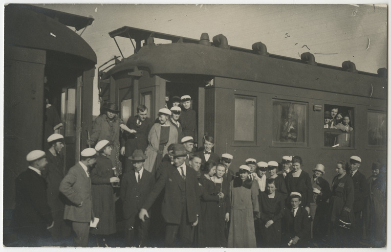 Üliõpilased rongi taustal poseerimas