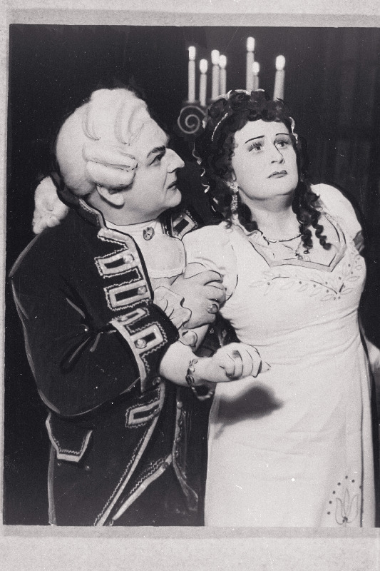 Stseen Puccini ooperi Tosca lavastusest RAT Estonias, näitleja Aino Külvand - Tosca ja Tiit Kuusik.