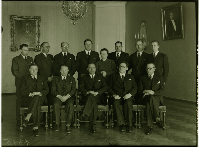 Kohtuministeeriumi kõrgemad ametnikud. Vasakult: I rida – 1. nõunik Johannes Klesment, 2.kodifikatsiooniosakonna direktor Johan Reinhold, 3.minister Johan Müller; II rida - 4.nõunik Valter Nõges.