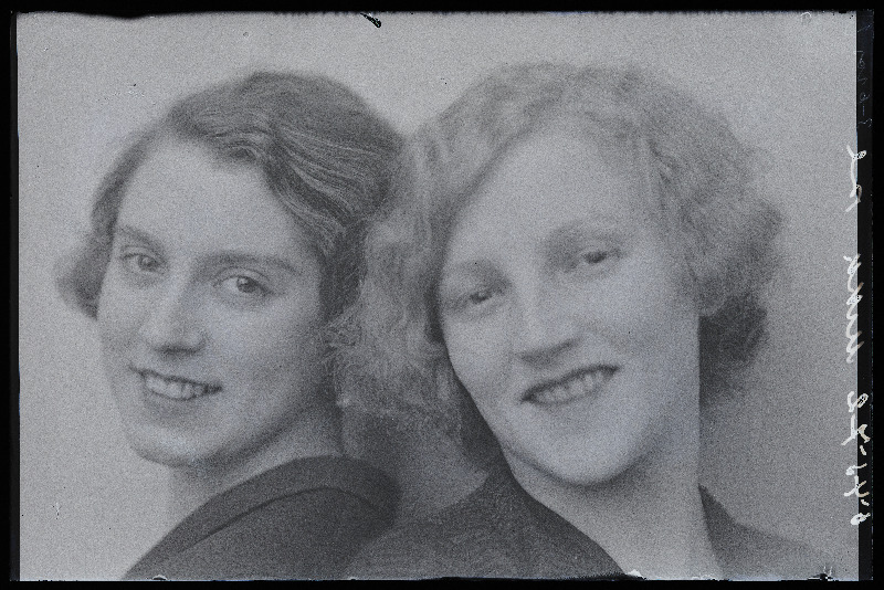 Kaks naist, (foto tellija Mikk).