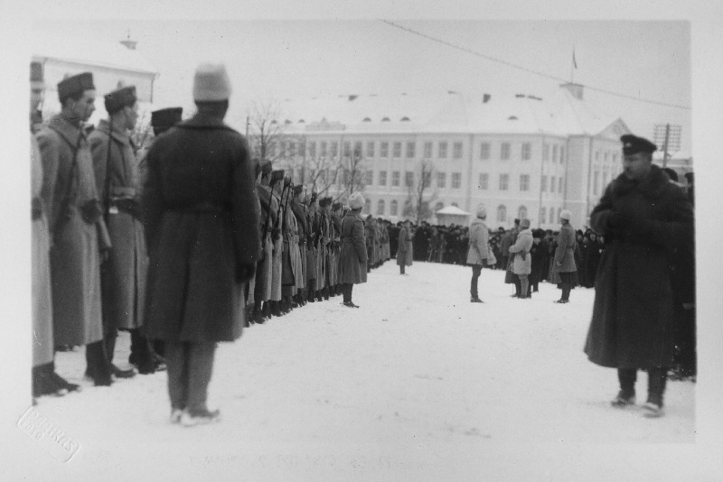 Vabadussõda. 1.Soome vabatahtlike salga (Ekströmi pataljon) paraadiks rivistunult Peetri platsil.