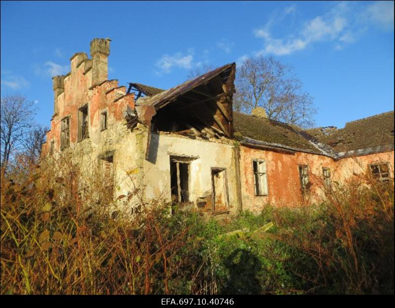 Pihtla mõisa lagunenud peahoone
