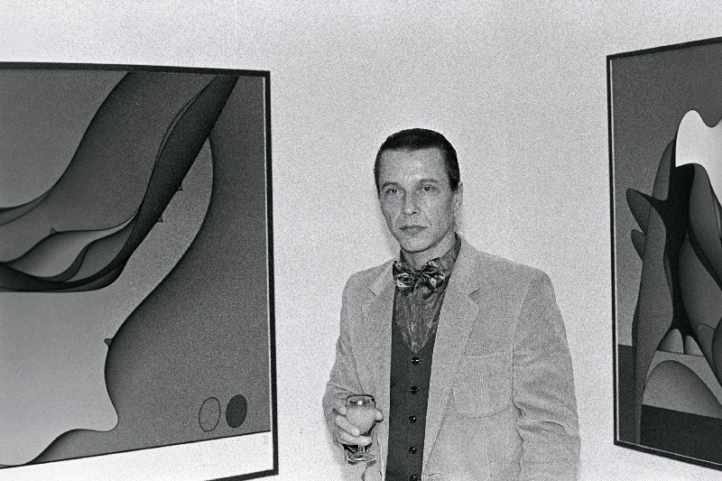 Kunstnik Rene Kari oma maalinäituse avamisel.