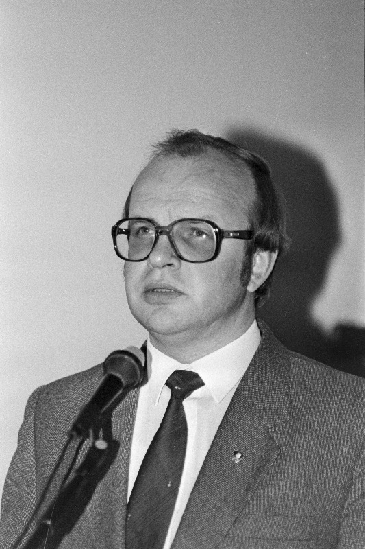 ELKNÜ Keskkomitee esimene sekretär Arno Almann esineb ettekandega ELKNÜ Keskkomitee IV pleenumil.