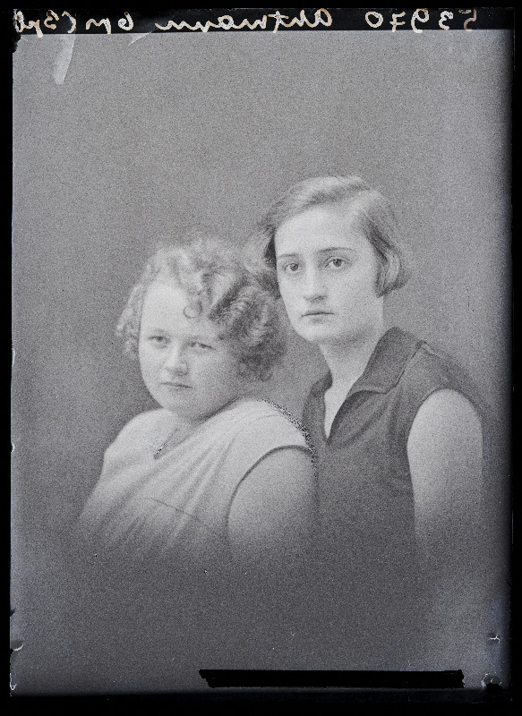 Kaks naist, (foto tellija Ahtmann).