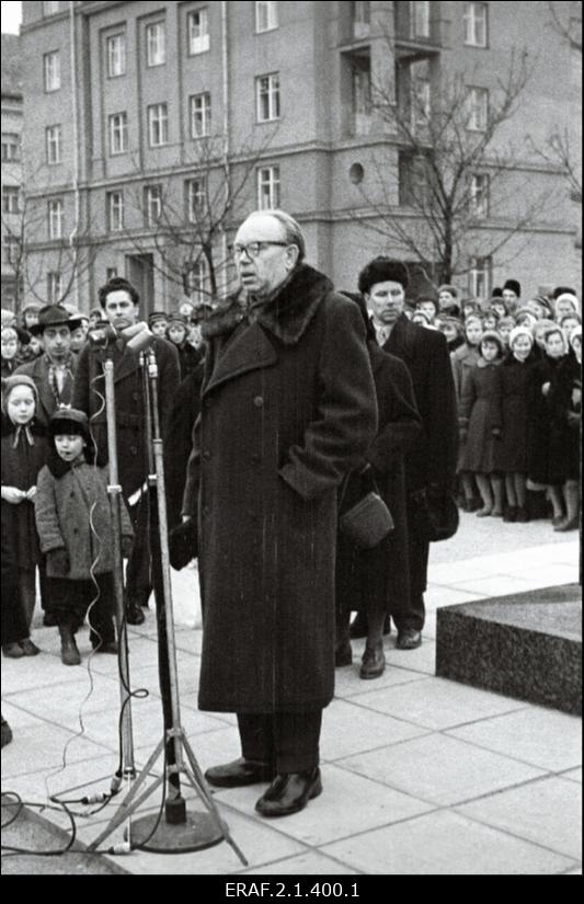 Hans Pöögelmanni mälestussamba avamismiiting. Mälestussammas püstitati Tallinnas Imanta tänava äärsele väljakule, avati 30. detsembril 1960. a
