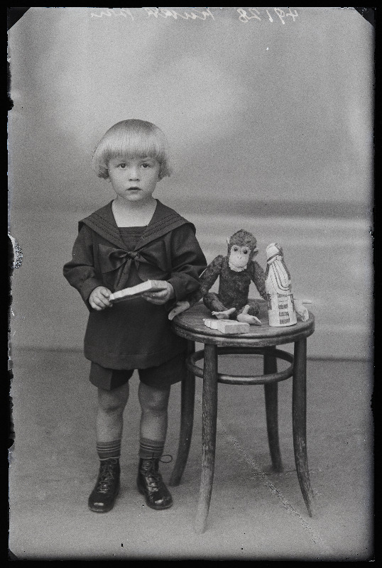 Poiss mänguasjadega, (foto tellija Kukk).