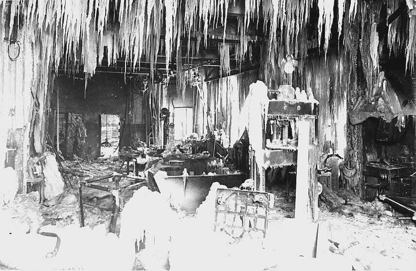 Keskus-Autohalli pommituksen jälkeen