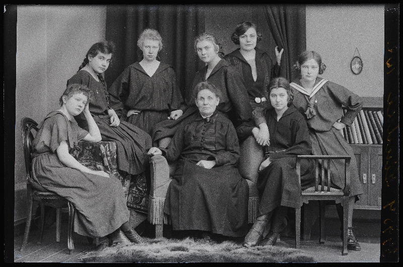 Grupp naisi, (foto tellija Lindke).