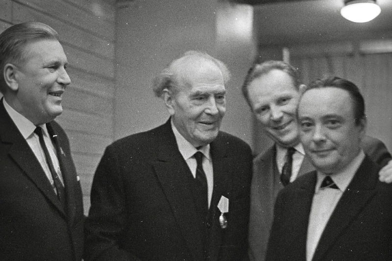 Eesti NSV Ülemnõukogu Presiidiumi esimehe asetäitja Aleksander Ansberg (vasakult) ja heliloojad Heino Eller, Boris Kõrver, Heino Jürisalu Heliloojate Majas.