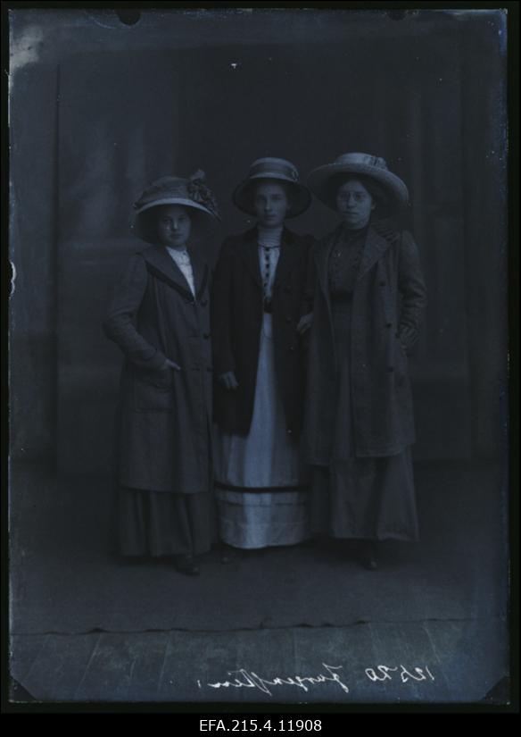 Grupp naisi, (foto tellija Jürgenstein).