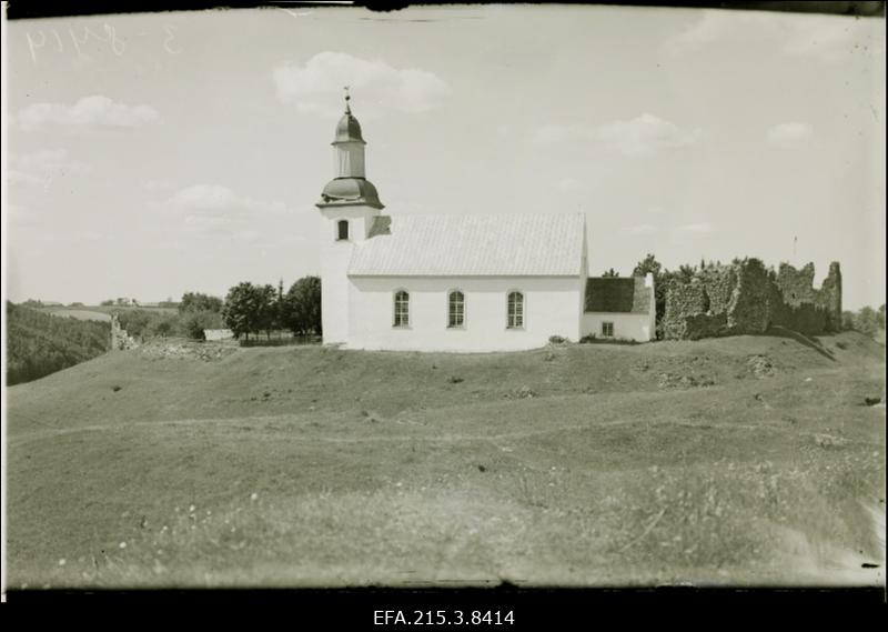 Karksi ordulossi varemetele ehitatud Karksi kihelkonna kirik.