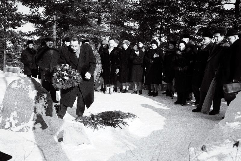 Pärja E. Vilde vanemate hauale asetab Tallinna Linnamuuseumi koduuurimise ringi esimees Voldemar Miller.