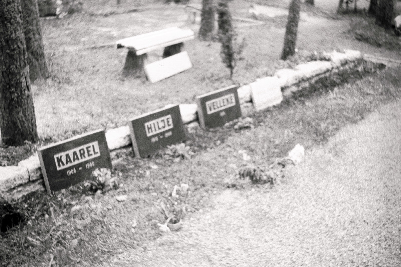 Raadiotöötaja bibligraafi ja kodu-uurija Kaarel Korseni hauakivi Metsakalmistul.