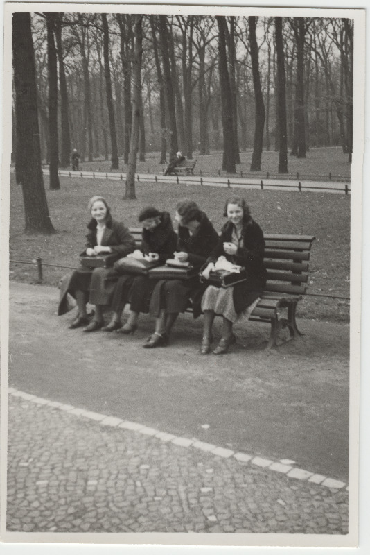 Tundmatud naised [Eduard Virgo tuttavad?] istumas pargipingil