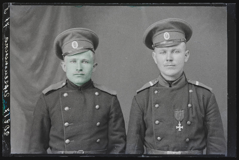 Kaks sõjaväelast, (foto tellija Gerasimenko).