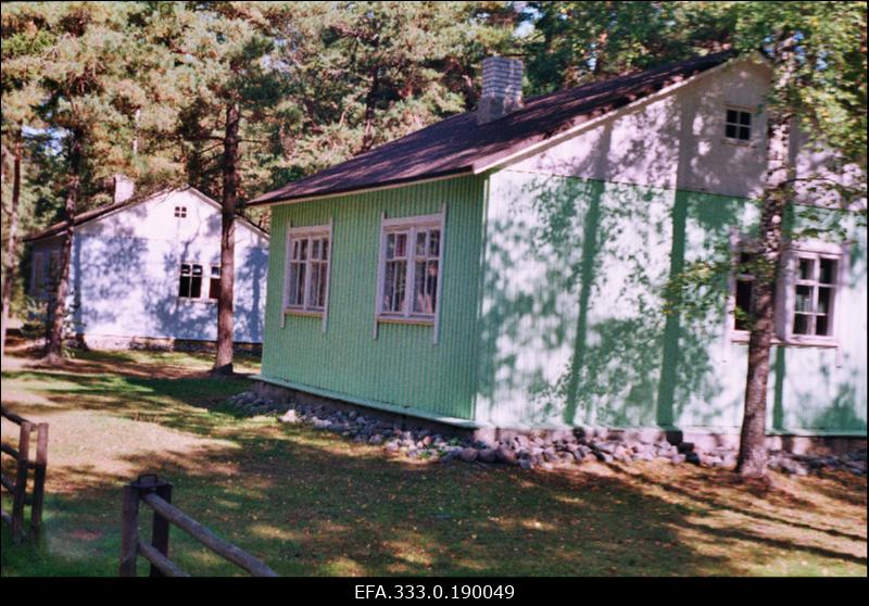 Nõukogude armee poolt ehitatud ja hiljem renoveeritud barakid Naissaarel.