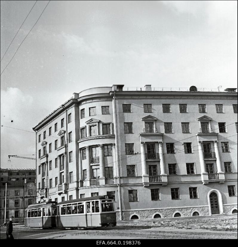 Lomonossovi ja Maneeži  tänava nurgal..