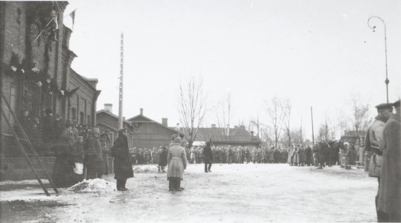 Vabadussõda. Linna vabastamise 1.aastapäeva paraadile kogunemine.
