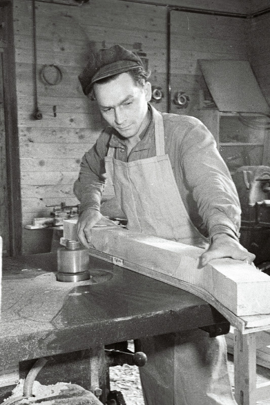 Väike-Maarja Rajooni Tööstuskombinaadi veovahendite tsehhi töötaja A. Ruttu oma töö juures.