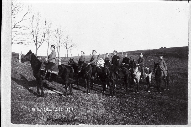 Vabadussõda. 2.Jalaväepolgu 1.pataljoni sidemehed hobustel. Vasakul pataljoniülem alamkapten Felix Tannebaum (Tanner),