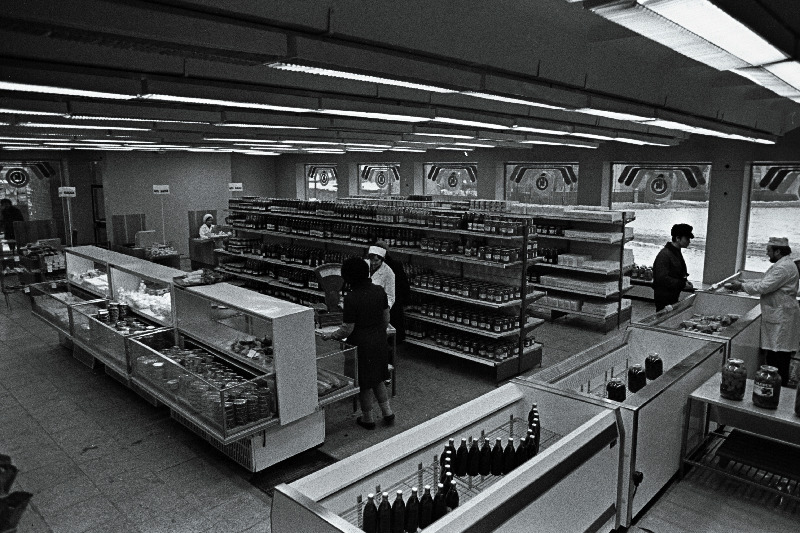 Eneriga tänavas asuva kaupluse sisevaade.