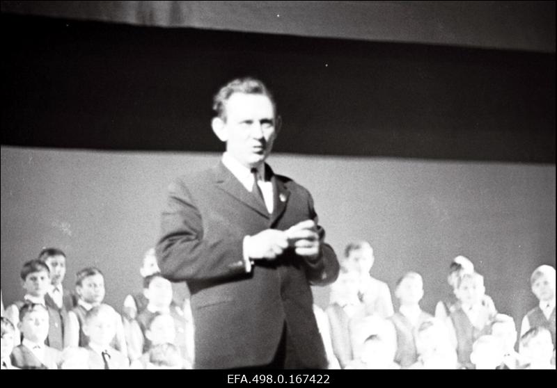 J. Tombi nim Kultuuripalee poistekoori dirigent Uno Järvela.