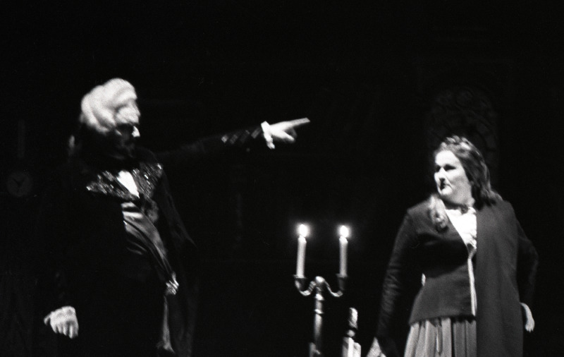 Stseen Gustav Ernesaksa ooperist Tormide rand teatris Estonia. Mall – Aino Külvand, krahv – Tiit Kuusik.