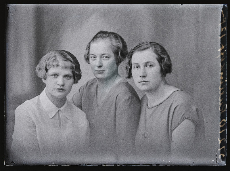 Grupp naisi, (foto tellija prl Johanna Rullinkoff, Villevere).