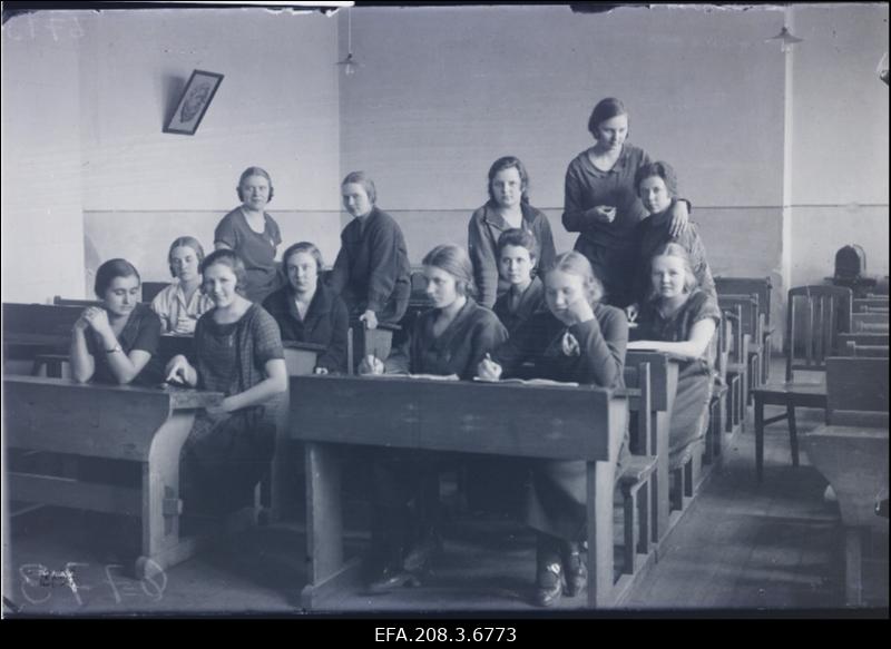 Paide Ühisgümnaasiumi V c klassi õpilased oma klassiruumis.