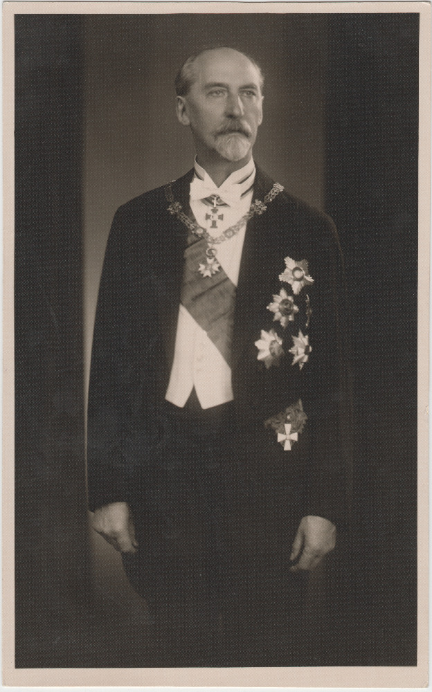 Täispikkuses portree riigipeast Jaan Tõnissonist.