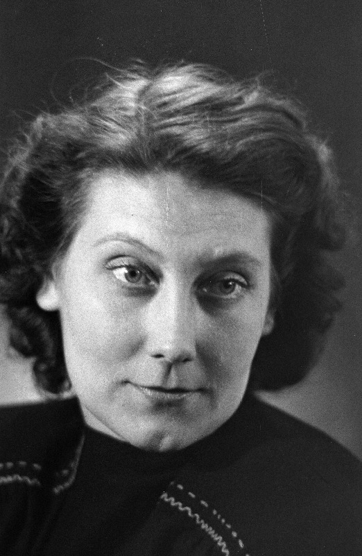 Tormis - Riikliku Noorsooteatri töötaja.