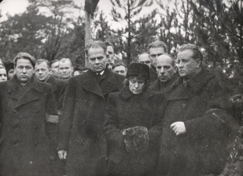 Johannes Varese matusetalitusest osavõtjad haua juures Metsakalmistul (paremalt): N. Karotamm, J. Semper, Emilie Vares ja H. Kruus.