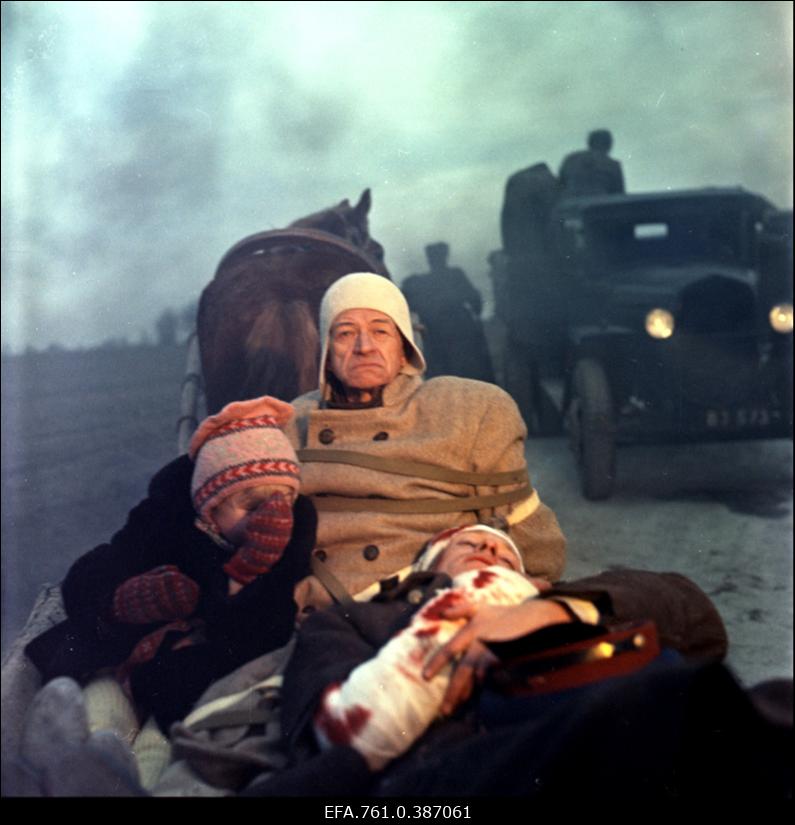 Filmi "Äratus" filmimine. Kaljo Kiisk Mõistuse Jaani ja Liina Lintrop Väikese Liisi osas ning haavatud Sõdur küüdivankril.