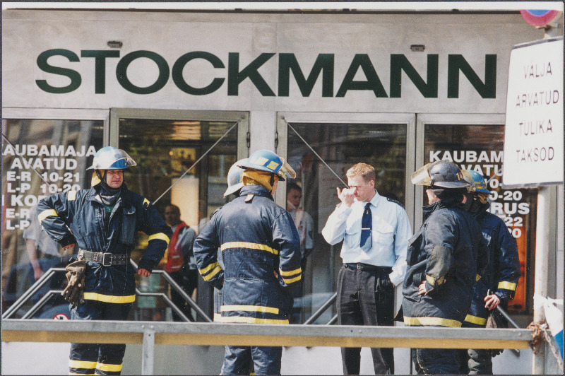 Plahvatus Stockmanni kaubamajas. Politseinikud kaubamaja ees.