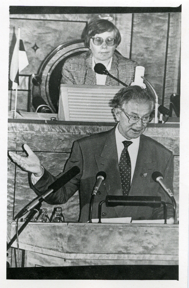 ENSV Ülemnõukogu istungil Toompeal esineb Uno Mereste. Tagapool istungijuhataja rollis Marju Lauristin