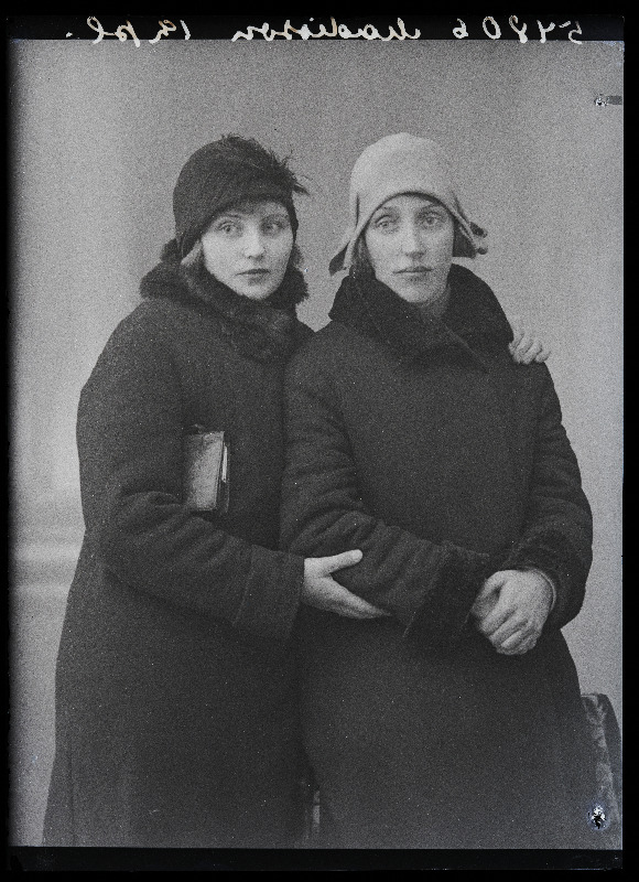 Kaks naist, (foto tellija Madisson Holstrest).