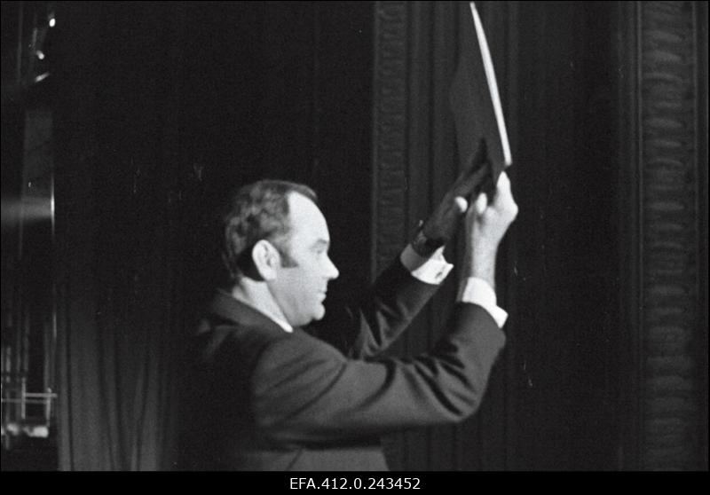 Tootmiskoondisele "Norma" annab juubeliseinaplaadi üle L.Lentsman ("Estonias")