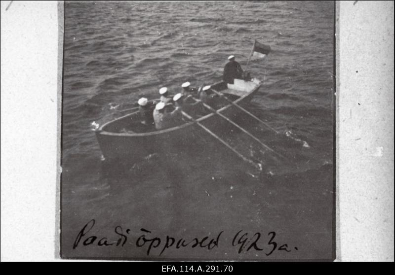 Mereväe I aastapäeva 21.dets.1919.a. puhul kingitud album. Vambola, Lembitu, Lennuk, väiksemad laevad, nende meeskonnad.