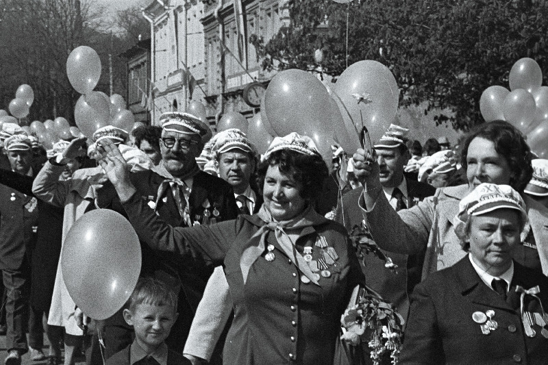 Sõjaveteranid fašismi üle saavutatud võidu 30.aastapäeva tähistamise rongkäigus.