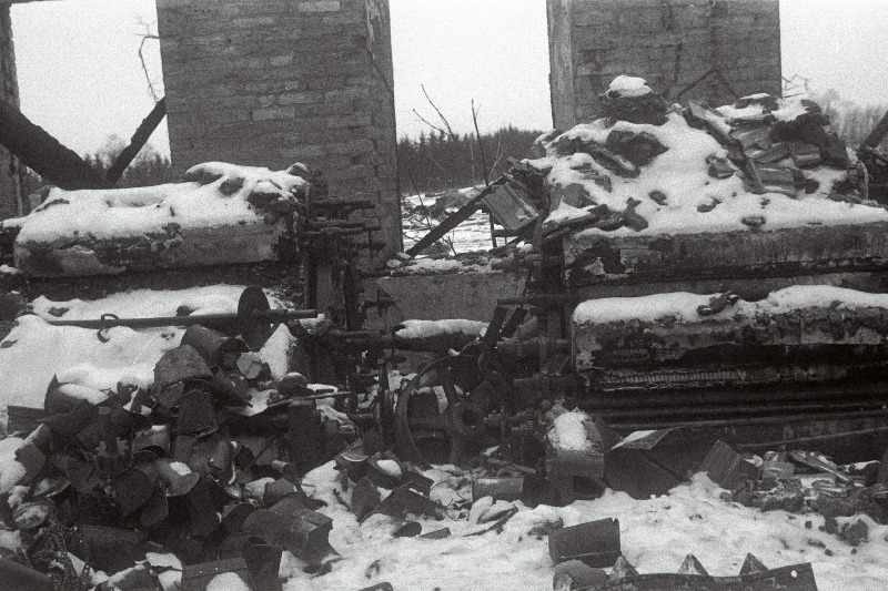 Purukspommitatud Põltsamaa sae- ja jahuveski Torniveski villaketruse osakonna varemed Põltsamaa jõe ääres.