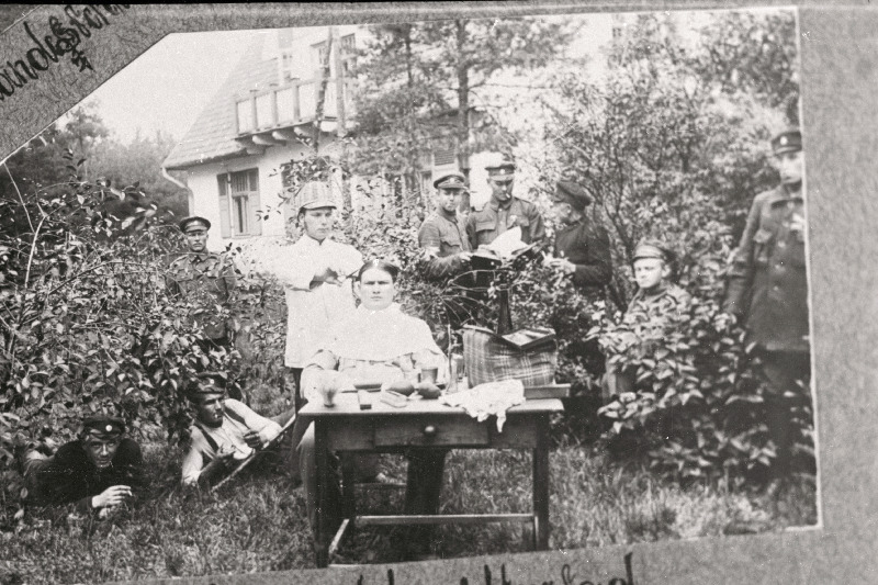 Vabadussõda. Juuksur juukseid lõikamas 6.Jalaväepolgu sidekomando sõduril Rodenpoisis (Ropaži).