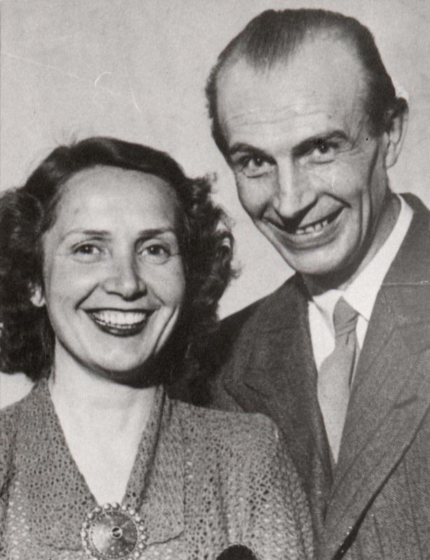 Elu paguluses.Näitleja Helmi Aren kaaslasega.