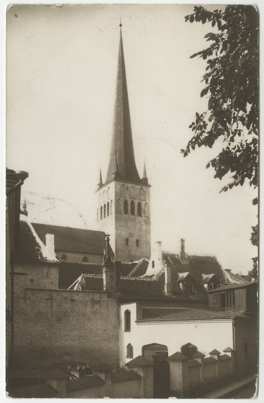 Oleviste kirik majade vahelt paistmas