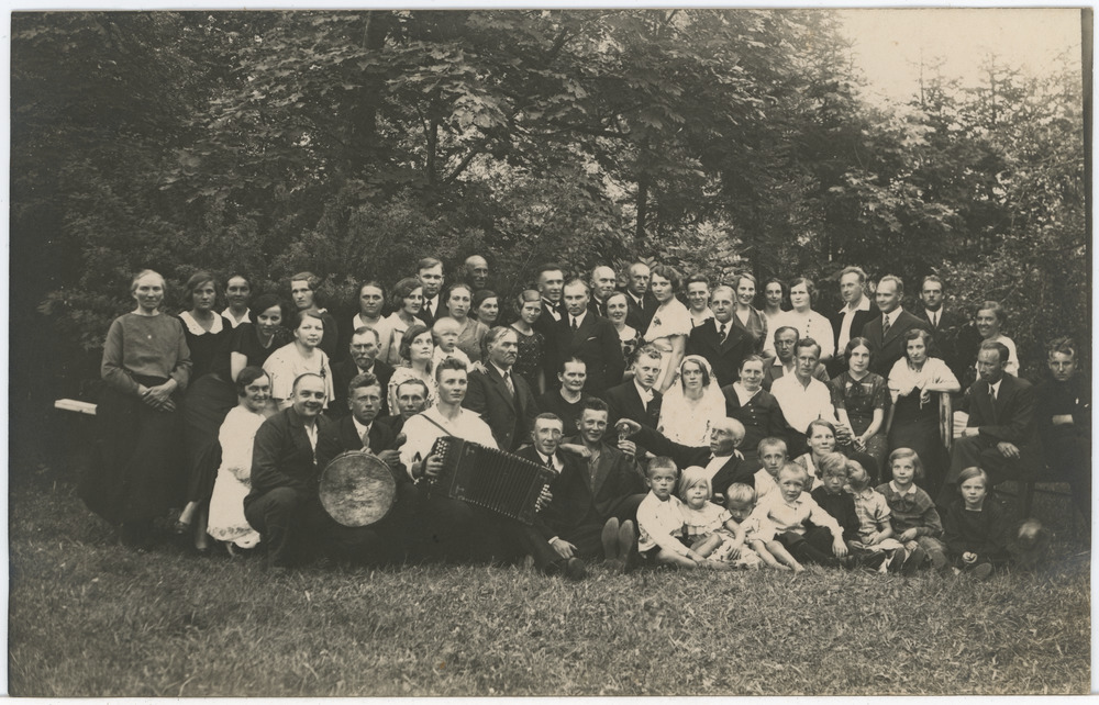 Seltskond pulmalisi koos pruutpaari ja muusikutega