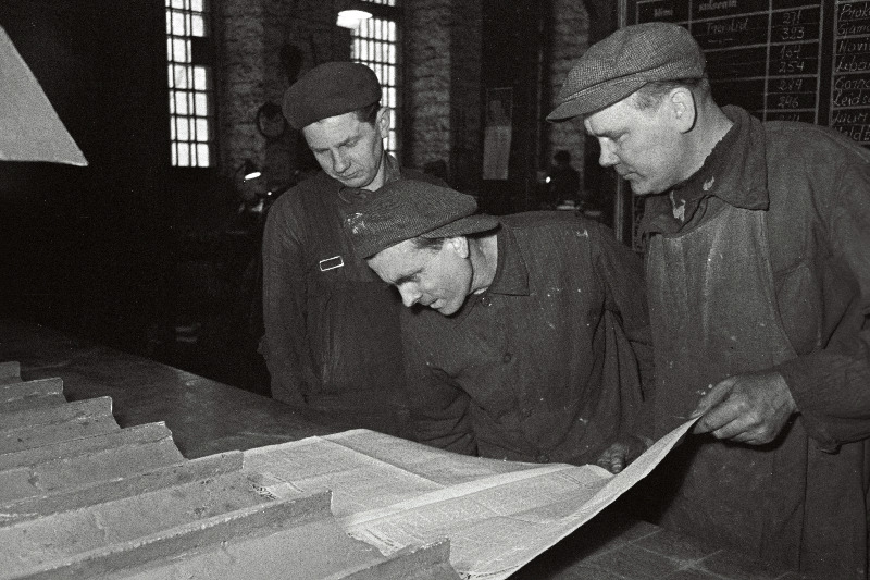 Masinaehitustehase Ilmarine mehaanikatsehhi töötajad (vasakult) G. Kukk, O. Meedla ja R. Auväärt tutvuvad NSV Liidu Ülemnõukogu IV istungjärgu materjalidega.